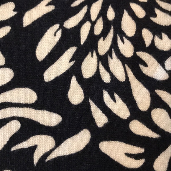 25% Bundle Discount Précis Black and Cream sweater - Picture 5 of 5